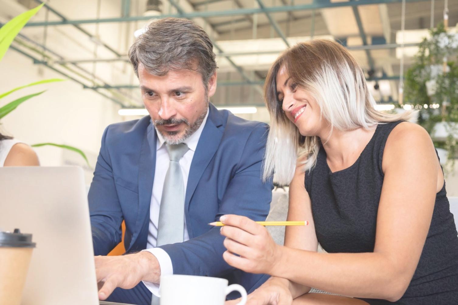 Moderne digitale Arbeitsumgebung mit strukturierten Prozessen